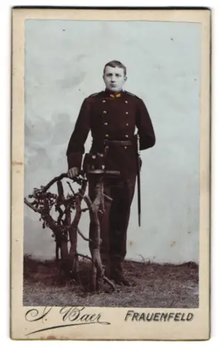 Fotografie J. Baer, Frauenfeld, Vorstadt, Schweizer Soldat vom Bataillon 4 in Uniform mit Tschako und Bajonett