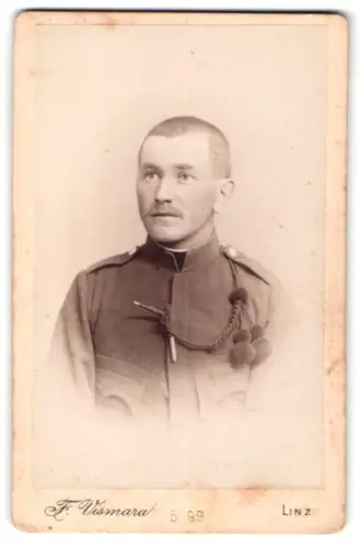 Fotografie Atelier Vismara, Linz, Altstadt 17, k.u.k. Soldat in Uniform mit Schützenschnur