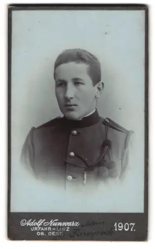 Fotografie Adolf Nunwarz, Urfahr-Linz, k.u.k. Soldat in Uniform mit Schützenschnur