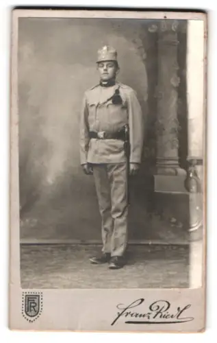 Fotografie Franz Riedl, Wien, Hauptstrasse 89, k.u.k. Soldat in Uniform mit Schützenschnur und Bajonett
