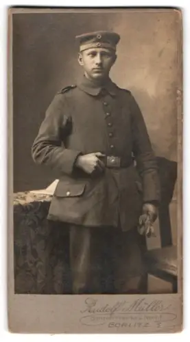 Fotografie Rudolf Müller, Görlitz, Soldat der Infanterie in Feldgrau Uniform mit Krätzchen