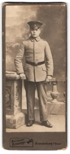 Fotografie Hermann Schweitzer, Brandenburg a. Havel, Magdeburgerstrasse 10 II, Soldat der Infanterie in Feldgrau Uniform
