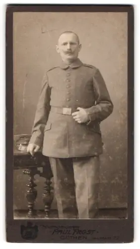 Fotografie Paul Frost, Köthen, Neustadt 22, Soldat in Feldgrau Uniform mit Schrimmütze