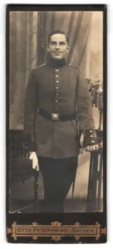 Fotografie Otto Petermann, Aachen, Soldat in Uniform mit Schirmmütze und Bajonett