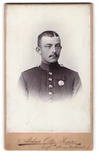 Fotografie Otto Hoppe, Celle, Altencellertorstr. 7, Soldat in Uniform mit Centenar-Medaille, 1898