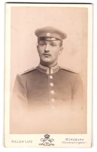 Fotografie Atelier Lutz, Würzburg a. Main, Domerschulgasse 1, Unteroffizier vom Regiment Nr. 2 in Uniform m. Schirmmütze