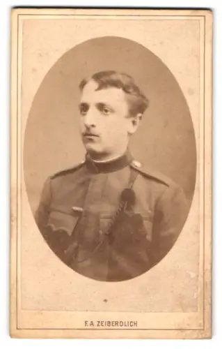 Fotografie F. A. Zeiberdlich, Theresienstadt, k.u.k. Soldat in Uniform mit Schützenschnur