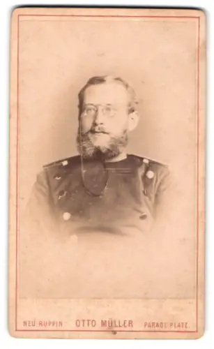 Fotografie Otto Müller, Neu-Ruppin, Parade-Platz, Offizier im Überrock