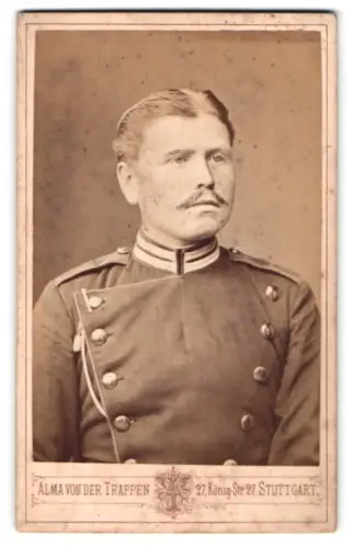 Fotografie Alma von der Trappen, Stuttgart, Königstrasse 27, Offizier der Gardetruppen im Überrock