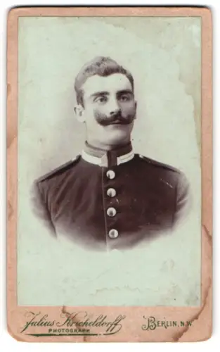 Fotografie Julius Kricheldorff, Berlin, Karl-Strasse 26, Garde-Unteroffizier in Uniform