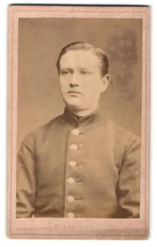 Fotografie A. Heymann, Schwedt a. O., Schlossfreiheit 77, Soldat in Uniform