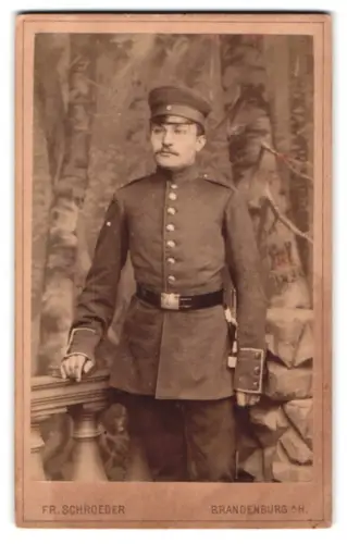Fotografie Fr. Schroeder, Brandenburg a. H., Ritter-Strasse 18, Soldat in Uniform mit Schirmmütze und Bajonett, 1885