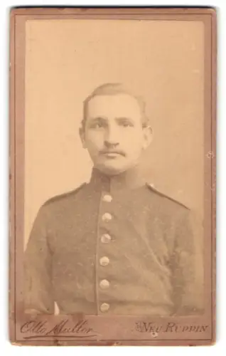 Fotografie Otto Müller, Neu-Ruppin, Paradeplatz 8, Infanterie-Soldat in Uniform