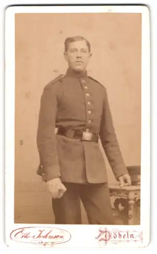 Fotografie Otto Johnsen, Döbeln, Zwinger-Str. 34, Soldat in Uniform mit Schirmmütze