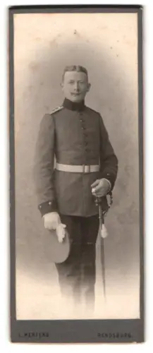 Fotografie L. Mertens, Rendsburg, Einjährig-Freiwilliger vom Lauenburg. Feld-Artillerie-Regiment 45 in Uniform mit Säbel