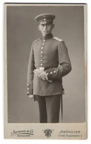 Fotografie Samson & Co., Hannover, Ernst Augustplatz 5, Einjährig-Freiwilliger in Uniform mit Schirmmütze und Bajonett