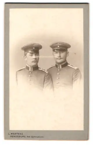 Fotografie Ludwig Mertens, Rendsburg, Am Gymnasium, 2 Einjährig-Freiwillige Unteroffiziere vom Feld-Art.-Rgt. 45, 1903