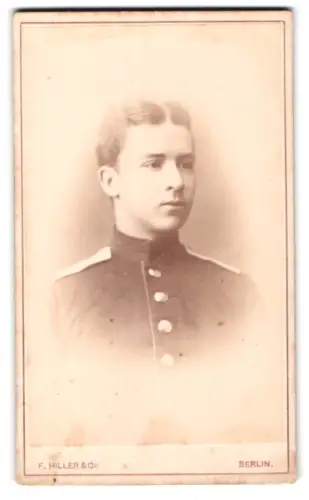 Fotografie F. Hiller & Co., Berlin, Mohrenstrasse 38, Garde-Soldat in Uniform