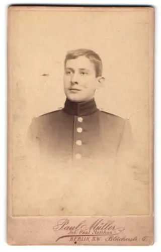 Fotografie Paul Müller, Berlin, Blücherstr. 6, Garde-Soldat in Uniform