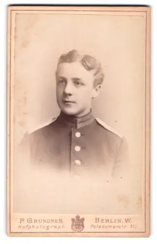 Fotografie P. Grundner, Berlin, Potsdamerstr. 111, Garde-Soldat Förster in Uniform