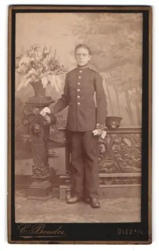 Fotografie C. Bender, Diez a. L., Soldat in Uniform mit Schirmmütze