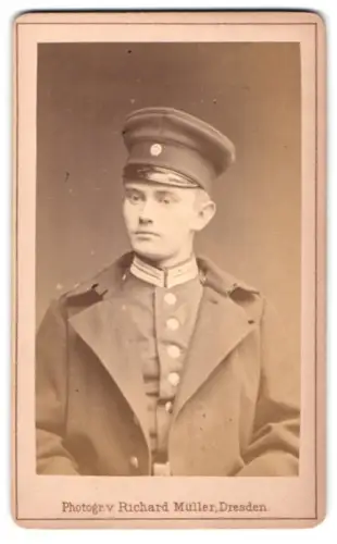 Fotografie Richard Müller, Dresden, Marienstrasse 26, Gardesoldat R. Weber in Uniform mit Mantel und Schirmmütze