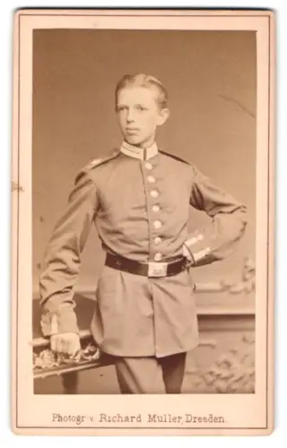 Fotografie Richard Müller, Dresden, Marienstrasse 26, Garde-Soldat in Uniform