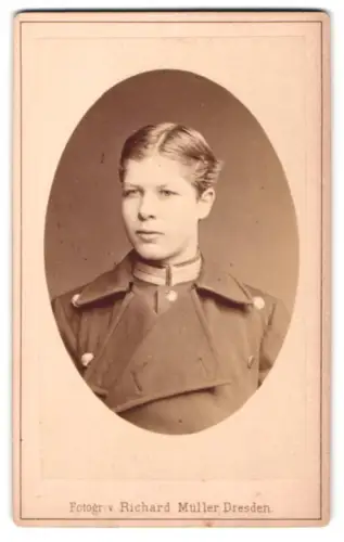 Fotografie Richard Müller, Dresden, Marienstrasse 26, Garde-Soldat in Uniform mit Mantel