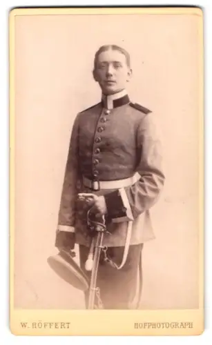Fotografie W. Höffert, Magdeburg, Breiteweg 196-197, Uffz. vom Rgt. Nr. 6 in Uniform mit Schirmmütze und Säbel, 1891