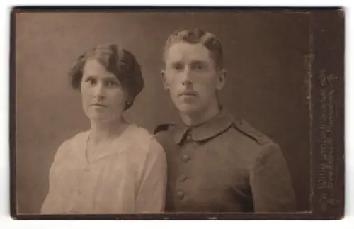 Fotografie Willy Stolle, Dresden, Marienstr. 44, Soldat vom Inf.-Rgt. Nr. 70 in Feldgrau Uniform mit seiner Frau, 1915