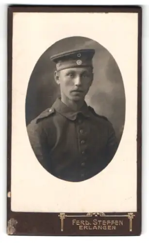 Fotografie Ferd. Steffen, Erlangen, Soldat in Feldgrau Uniform mit Krätzchen