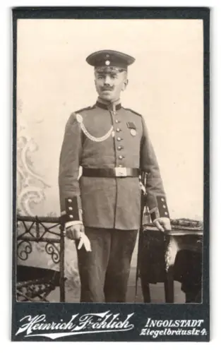 Fotografie Heinrich Fröhlich, Ingolstadt, Ziegelbräustr. 4, Uffz. in Uniform mit Schützenschnur 1. Stufe, Bajonett
