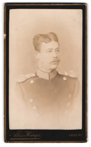 Fotografie Alois Krieger, Amberg, Maxplatz, Chevauleger in Uniform mit Epauletten