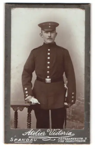 Fotografie Atelier Victoria, Spandau, Potsdamerstr. 7, Soldat in Uniform mit Schirmmütze und Bajonett