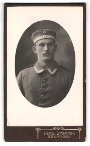 Fotografie Ferd. Steffen, Erlangen, Soldat in Feldgrau Uniform mit Krätzchen