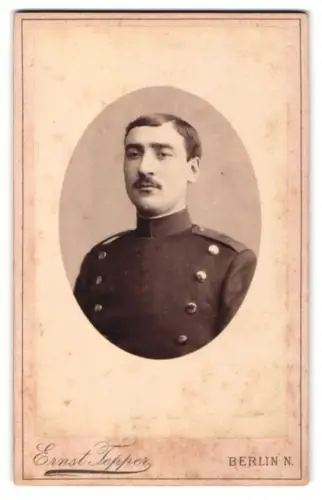 Fotografie Ernst Tepper, Berlin, Chaussee-Strasse 28, Soldat vom Inf.-Rgt. Nr. 126 in Uniform