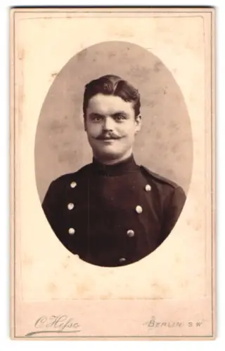 Fotografie Carl Hesse, Berlin, Teltower Strasse 3, Soldat der Infanterie in Uniform