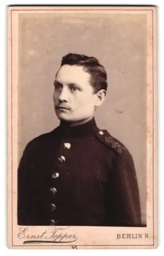 Fotografie Ernst Tepper, Berlin, Chaussee-Strasse 28, Soldat eines Grenadier-Regiments in Uniform