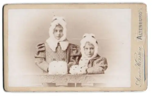 Fotografie Arno Kersten, Altenburg, Anna Weber und ihre Schwester mit Pelzmützen und Muffen 1899