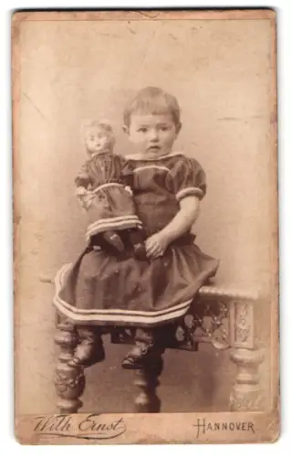 Fotografie Wilh. Ernst, Hannover, Angerstrasse 13a, Kleinkind mit Puppe im Atelier