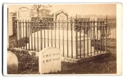 Fotografie unbekannter Fotograf und Ort, Grabstätte John und Jane Deacon mit schmiedeeisernem Zaun, Post mortem