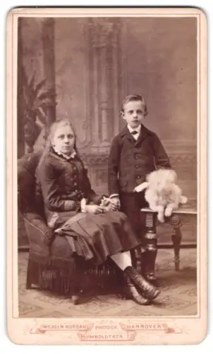 Fotografie Wilhelm Nordahl, Hannover, Humboldtstrasse 1, Geschwister mit kleinem weissen Hund im Atelier