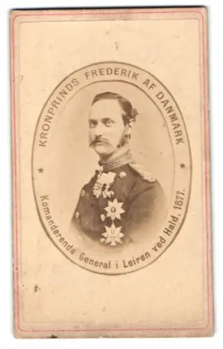 Fotografie unbekannter Fotograf und Ort, Porträt Kronprinz Frederik von Dänemark in Uniform mit Orden