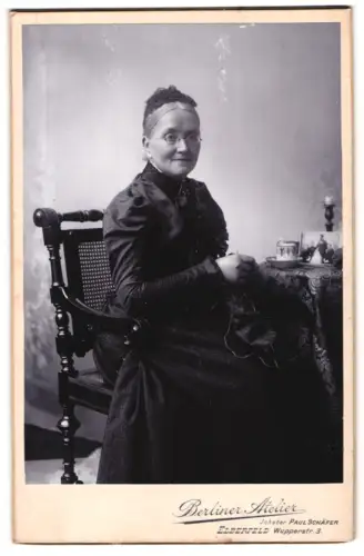 Fotografie Paul Schäfer, Elberfeld, Wupperstrasse 3, Dame beim Stricken /Hausarbeit