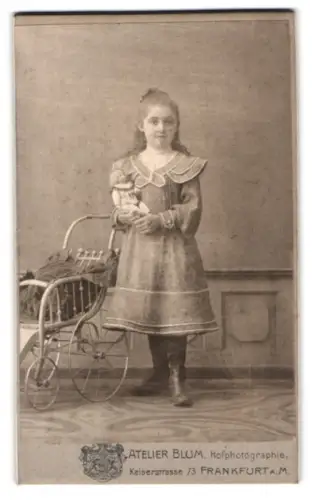 Fotografie A. Hoffschild, Frankfurt am Main, Kaiserstrasse 73, Mädchen mit Puppenwagen