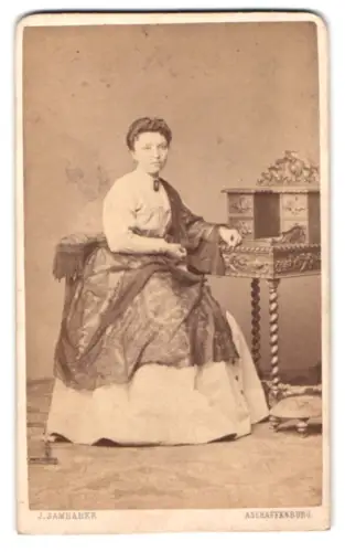 Fotografie J. Samhaber, Aschaffenburg, Bahnhofstrasse, Frau sitzend am Tisch