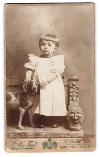 Fotografie J. Alex Fink, Wien, Hauptstrasse 27, Kind mit Hundefigur