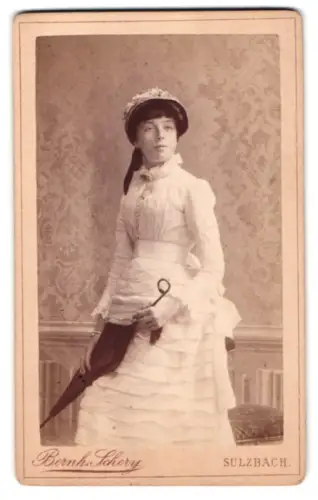 Fotografie Bernhard Schery, Sulzbach, Mina in elegantem Kleid mit Sonnenschirm