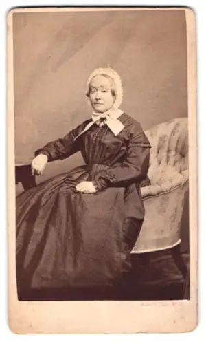 Fotografie M. Paar, Marburg, Porträt einer älteren Dame