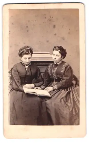 Fotografie G. Lüders, Gera, hinter dem Bauhause, Zwei Damen beim Lesen